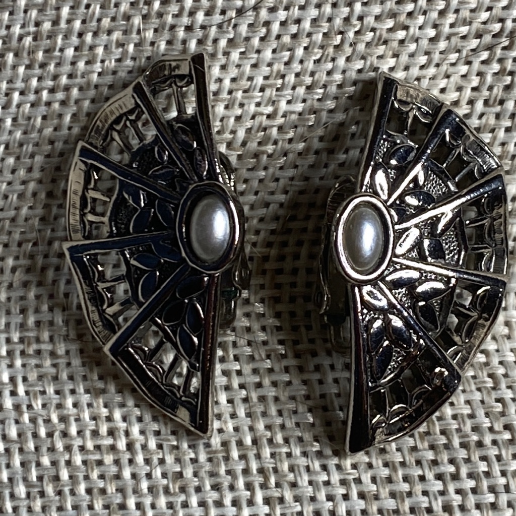 Fan Style Faux Pearl Clip On Earrings